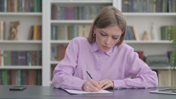 Pessimistische Frau versucht, einen Brief zu schreiben — Stockvideo