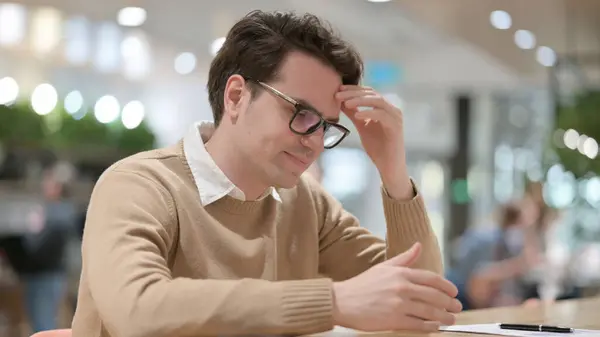 Kjekke, unge mann med bekymring, engstelig – stockfoto