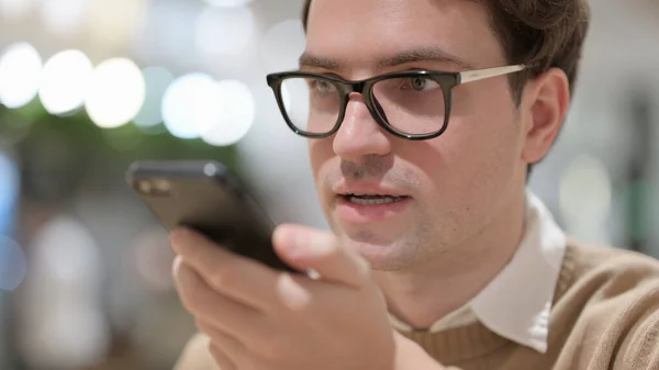 Close-up van jonge man praten op smartphone — Stockfoto