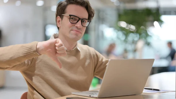Young Man with Laptop showing Thumbs Down Sign — Foto de Stock