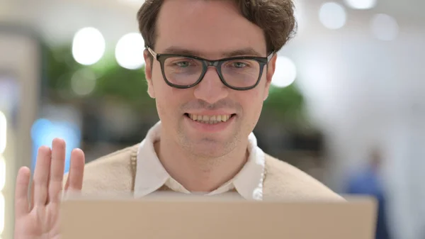 Close-up de Jovem fazendo chamada de vídeo no laptop — Fotografia de Stock