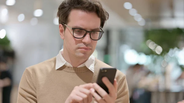 Portret van een jongeman met Smartphone — Stockfoto