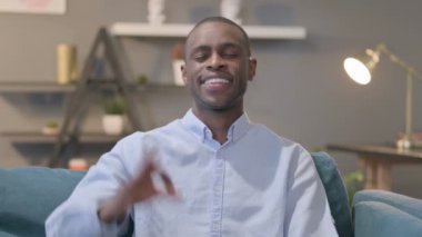 Kanepede otururken Tamam İşareti Gösteren Afrikalı Adam Portresi