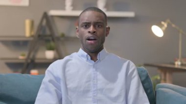 Koltukta oturan Afrikalı Adam 'ın Portresi Şok Oldu