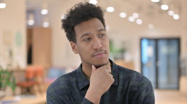 Düşünen Afrikalı Amerikalı Adam 