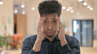 Afro-Amerikan Adam 'ın başı ağrıyor.