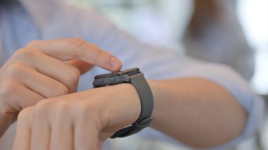 Akıllı saat kullanarak İnsanı Kapat 