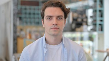 Yaratıcı Adam Portresi Kameraya Bakıyor 