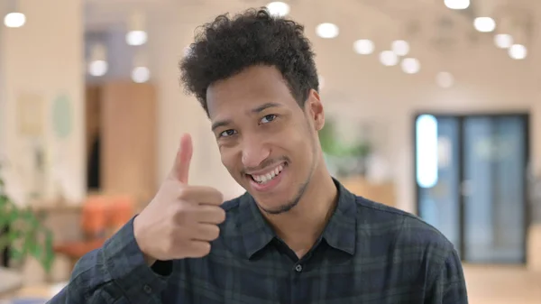 Afro-Amerikaanse man toont duimen omhoog Aanmelden — Stockfoto