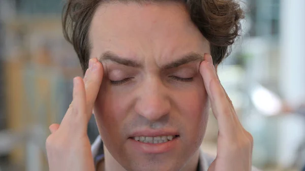Cara de cerca del hombre que tiene dolor de cabeza — Foto de Stock