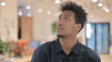 Etrafa bakan Afrikalı Amerikalı Adam, Arıyor 