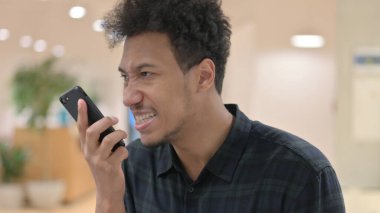 Saldırgan Afro-Amerikan Adam Akıllı Telefona Öfkeli