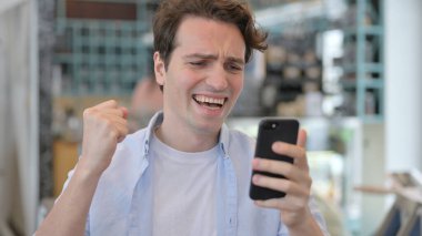 Smartphone 'da Çevrimiçi Başarıyı Kutlayan Adam