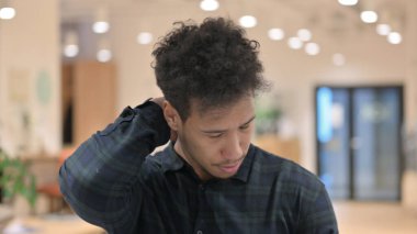 Boynu Ağrıyan Afrikalı Amerikalı Adam