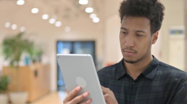 Dijital Tablet kullanan Afro-Amerikan Adam