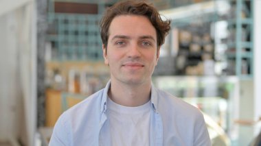 Yaratıcı Adam 'ın Evet İşaretinin Portresi Parmak Hareketi