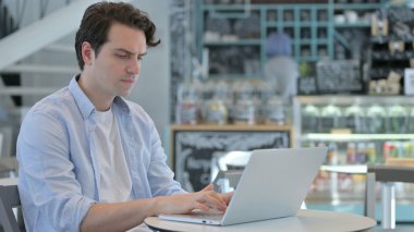 Cafe 'de dizüstü bilgisayarda çalışan yaratıcı adam. 