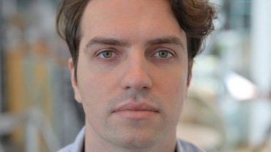 Kameraya bakan adamın yüzüne yaklaş. 