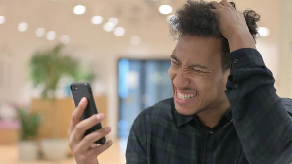 Pérdida de hombre afroamericano en Smartphone —  Fotos de Stock