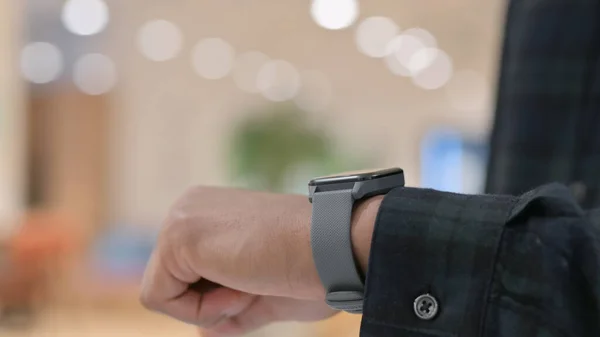 Primer plano de manos africanas usando reloj inteligente — Foto de Stock