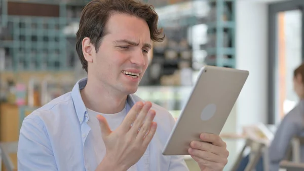 Retrato do Homem Reagindo à Perda no Tablet — Fotografia de Stock