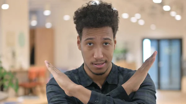 Geen teken van Afro-Amerikaanse man met wapens gebaar — Stockfoto