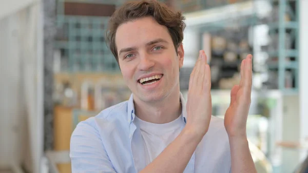 Portrait of Creative Man Clapping, Applauding — Stock Photo, Image