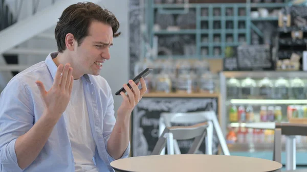 積極的な創造的な男は、スマートフォン上で怒っている — ストック写真