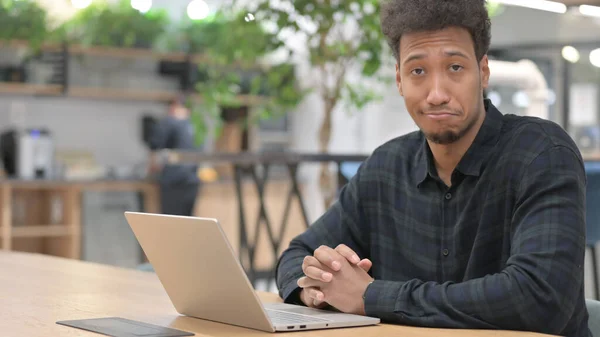 Zgadzam się African American Man z Laptop Shaking Head — Zdjęcie stockowe
