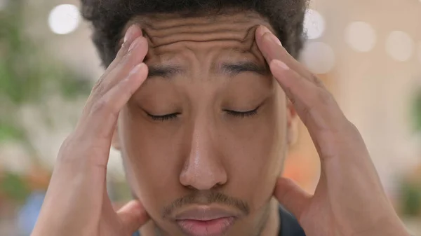 Close-up de cara de homem afro-americano com dor de cabeça — Fotografia de Stock