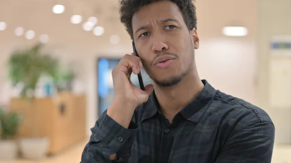Hombre afroamericano hablando en Smartphone —  Fotos de Stock