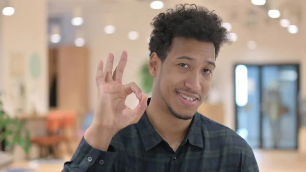 Afro-Amerikan Adam Tamam İşareti Elle Gösteriyor — Stok fotoğraf