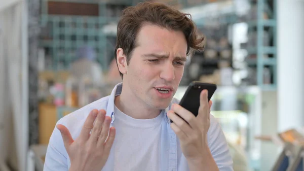 Retrato de homem agressivo irritado no smartphone — Fotografia de Stock