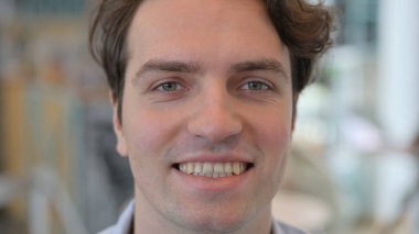 Kameraya gülümseyen adamı yakından çek. 