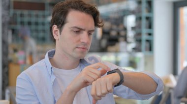 Akıllı Saat Kullanan İnsanın Portresi 