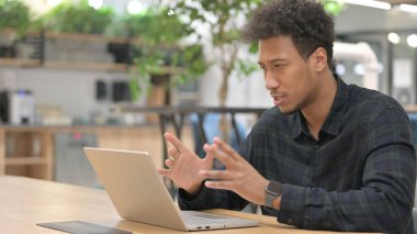 Bilgisayarda Afrikalı Amerikalı Adam Konuşuyor 