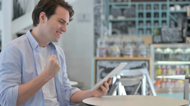 Cafe 'de Tablet' te Kutlama Yapan Başarılı Yaratıcı Adam 