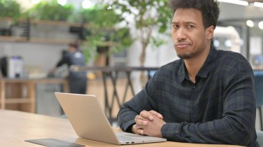 Dizüstü bilgisayarı sallanan Afrikalı Amerikalı Adam Reddedildi