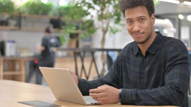 Bilgisayarlı Afrikalı Amerikalı Kameraya Bakıyor 