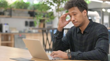 Dizüstü bilgisayarlı Afrikalı Amerikalı İş Düşünüyor 