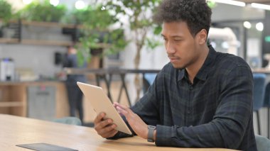 İş yerinde Tablet kullanan Çekici Afrikalı Amerikalı Adam 