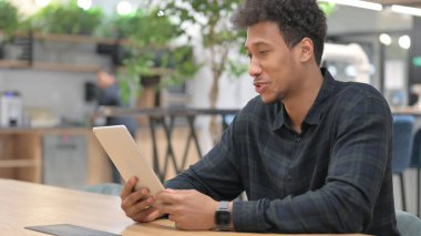 Afro-Amerikan Adam Tabletten Video Çağrısı Yapıyor