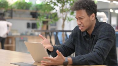 Laptop 'u olan Afro-Amerikan Adam Kızgın Hissediyor