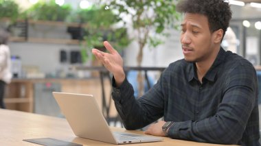 Afrikalı Amerikalı Adam 'ın Laptop' taki Online Video Sohbeti