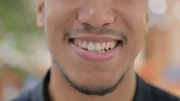 Närbild av munnen på leende ung affärsman — Stockfoto