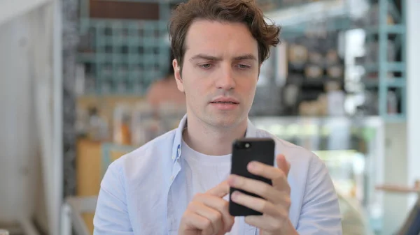 Man surfen op internet op smartphone — Stockfoto