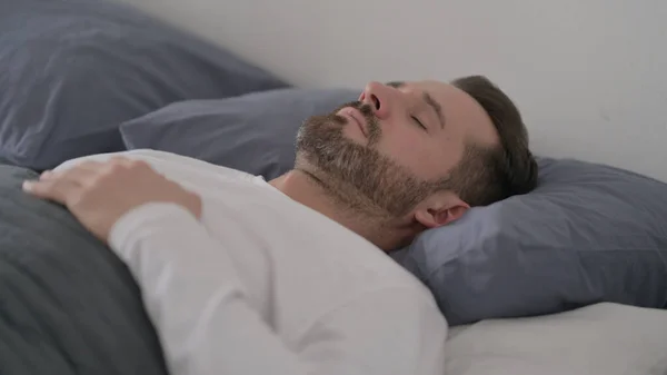 Bărbat care doarme în pat liniștit — Fotografie, imagine de stoc