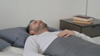 Yatakta Uyanık Adam Düşünüyor