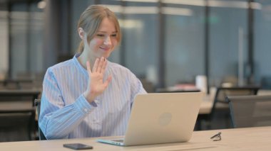 Ofisteki Laptop 'ta Video Çağrısı Yapan Kadın