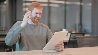 Ofisteki Belgeleri Okurken Genç Adam Sinirlendi